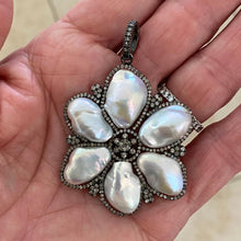 Load image into Gallery viewer, Pearl Flower Pendant