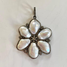 Load image into Gallery viewer, Pearl Flower Pendant