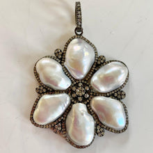 Load image into Gallery viewer, Pearl Flower Pendant