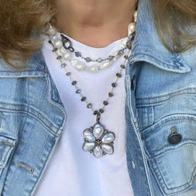 Load image into Gallery viewer, Pearl Flower Pendant