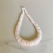 Load image into Gallery viewer, Queen conch shell necklace