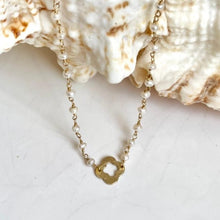 Load image into Gallery viewer, PEARL CHOKER - CLOVER
