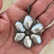 Load image into Gallery viewer, FLOWER PEARL PENDANT
