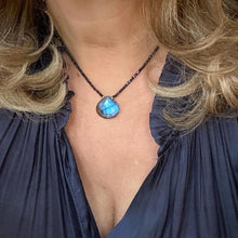 Load image into Gallery viewer, BLACK SPINEL NECKLACE - ATHENA
