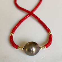 Load image into Gallery viewer, Coral necklace with tahitian pearl center
