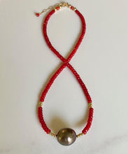 Load image into Gallery viewer, Coral necklace with tahitian pearl center
