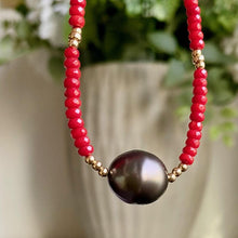Load image into Gallery viewer, Coral necklace with tahitian pearl center
