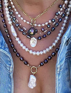 PEARL NECKLACE WITH CHARM CLASP - DESDEMONA