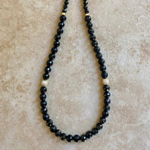 BLACK SPINEL NECKLACE - CHARMED